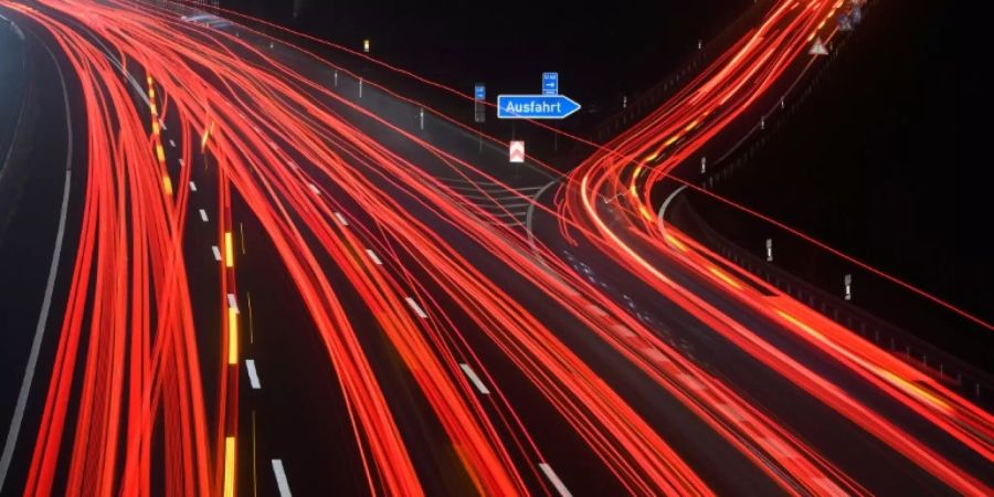 Pkw und Lkw auf einer Autobahn