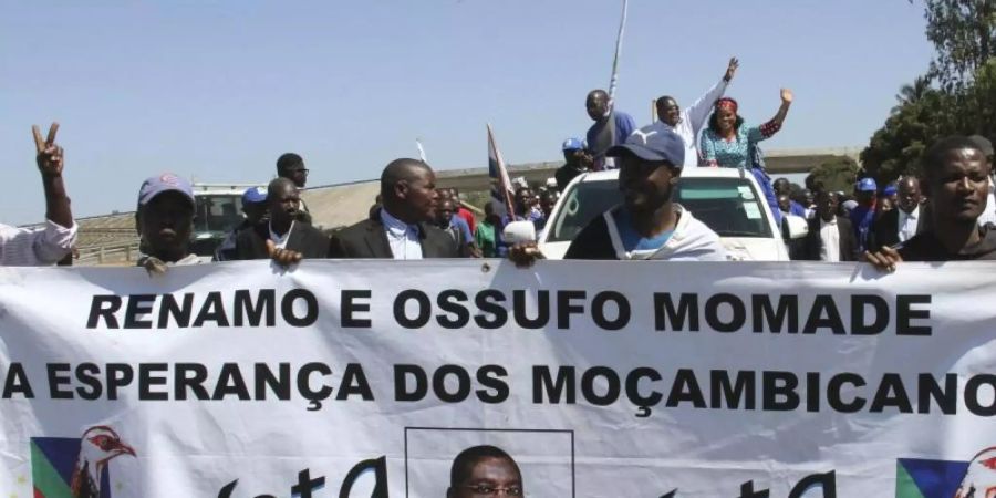 Anhänger der Oppositionspartei Renamo während einer Wahlkundgebung in Maputo. Foto: Ferhat Momade/AP/dpa