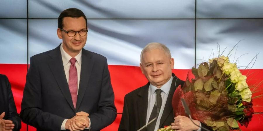 Wahlsieger Kaczynski (r.) und Morawiecki