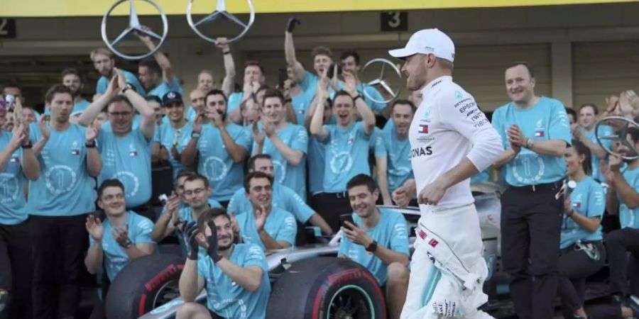 Das Mercedes-Team feiert in Suzuka Sieger Valtteri Bottas. Foto: Toru Hanai/AP/dpa