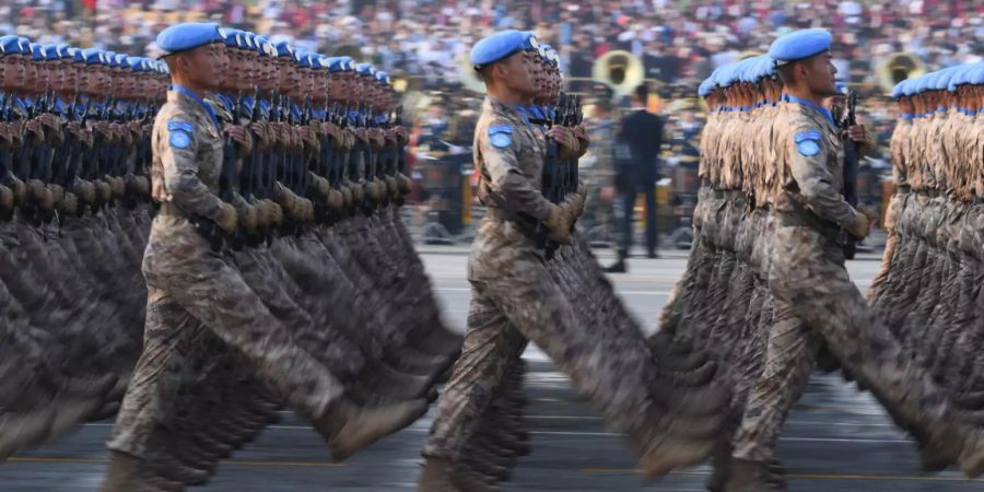 Chinesische Soldaten bereiten sich auf die grösste Militärparade in der Geschichte der Volksrepublik vor.