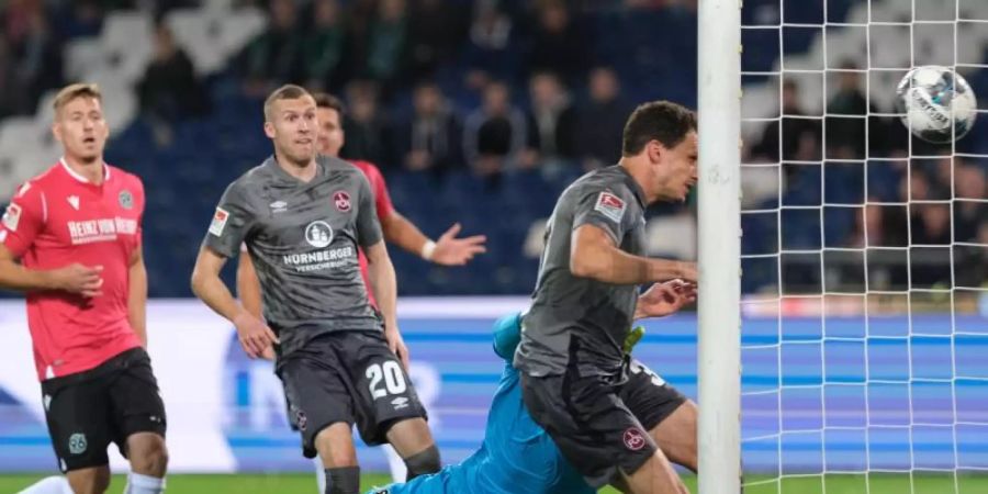 Georg Margreitter macht für den FC Nürnberg das Tor zum 1:0 gegen Hannover 96 per Kopf. Foto: Peter Steffen