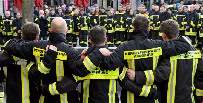Die Trauer bei den Feuerwehrkollegen des Getöteten ist gross.