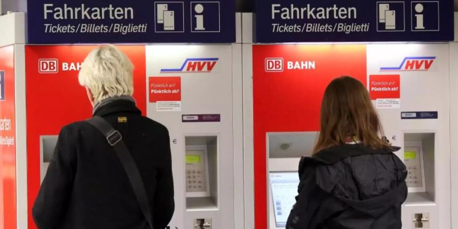 Reisende am Fahrkartenautomat: Die Bahn will die Mehrwertsteuer-Senkung an die Kunden weitergeben. Allerdings muss das entsprechende Gesetz noch im Vermittlungsausschuss von Bundestag und Bundesrat weiter beraten werden. Foto: Bodo Marks/dpa
