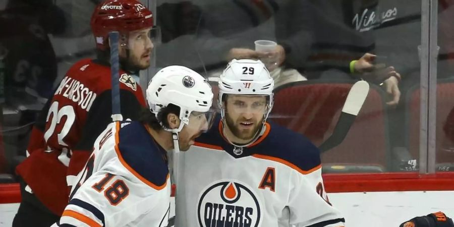 Leon Draisaitl (r) bereitete auch bei den Coyotes einen Treffer vor. Foto: Ross D. Franklin/AP/dpa