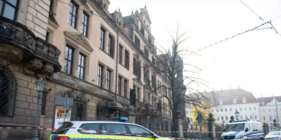 Polizei vor dem Residenzschloss mit dem Grünen Gewölbe