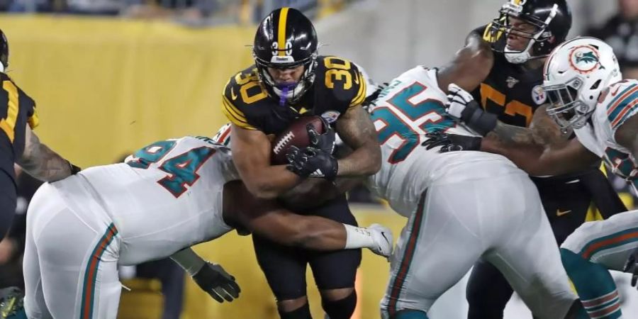 Running Back James Conner (M.) von den Pittsburgh Steelers war kaum zu stoppen. Foto: Keith Srakocic/AP/dpa