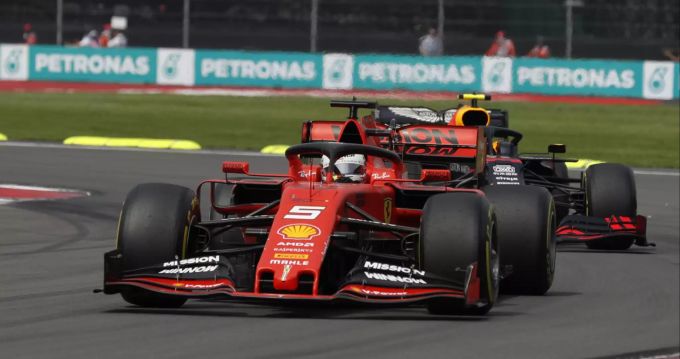 Bei Ferrari verpasste man es, Lewis Hamilton durch die Boxenstrategie unter Druck zu setzen. Sebastian Vettel Formel 1
