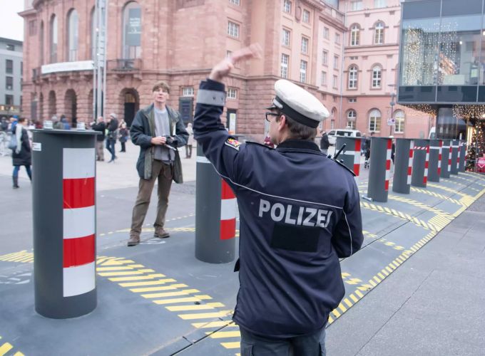 Stelen aus Metall sind vor dem Mainzer Weihnachtsmarkt montiert. Weihnachtsmarkt