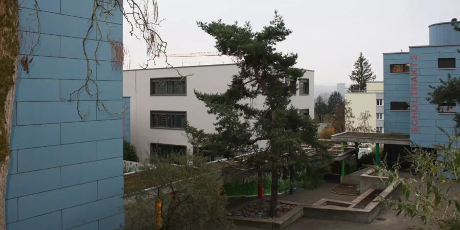 Das Schulhaus Huebwiis in Geroldswil.
