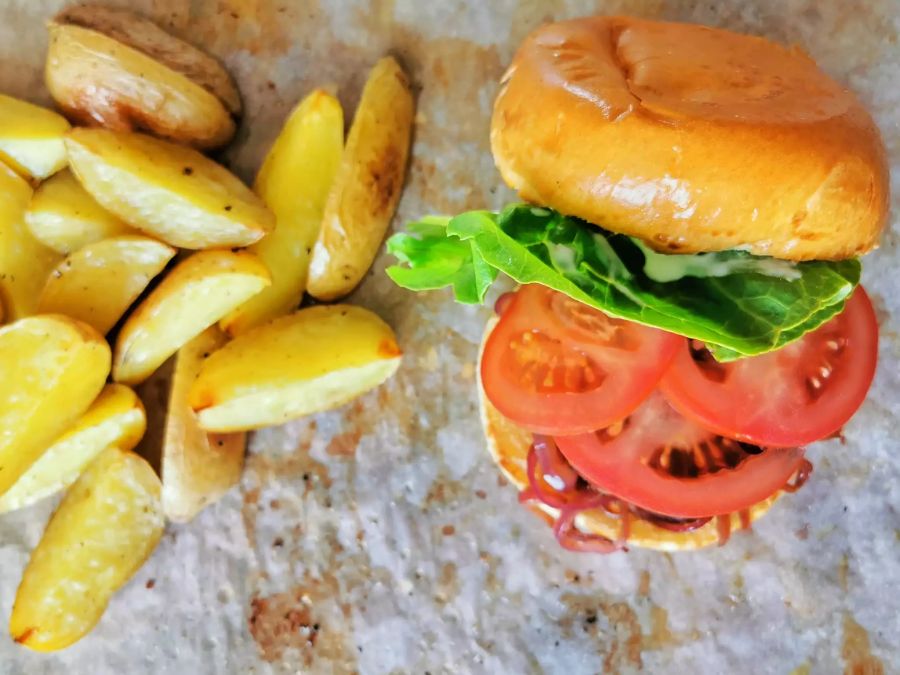 Marokkanischer Rindfleisch-Burger mit Kartoffeln.