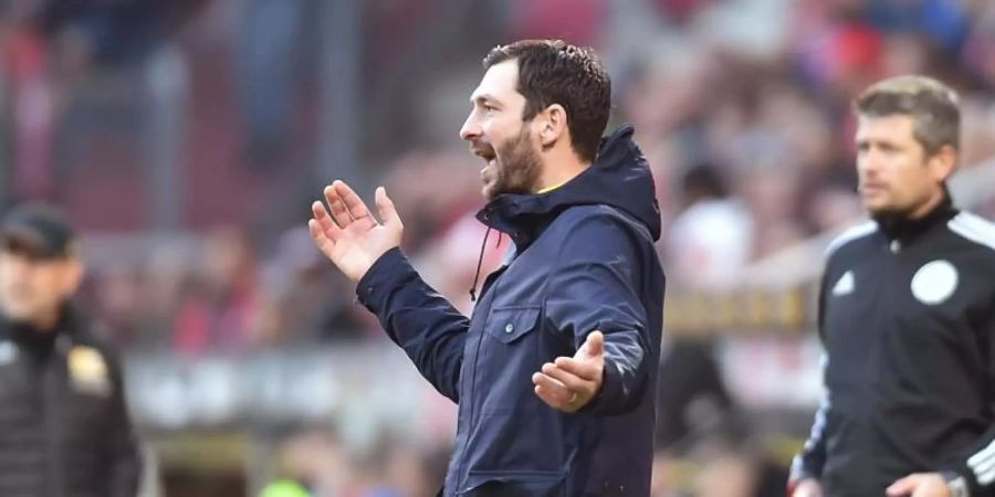 Ratlos: Mainz-Coach Sandro Schwarz bei der Heimpleite gegen Union Berlin. Foto: Torsten Silz/dpa