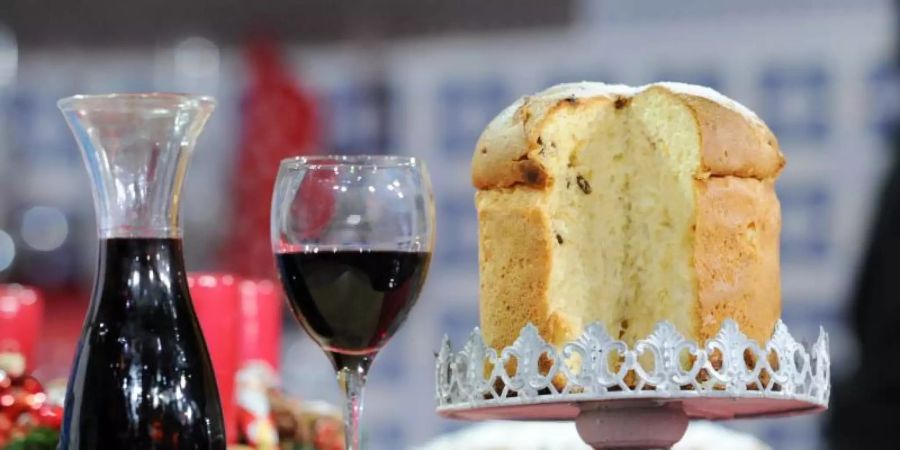 Das italienische Weihnachtsgebäck Panettone schmeckt auch gut zu Rotwein. Foto: Tobias Hase/dpa