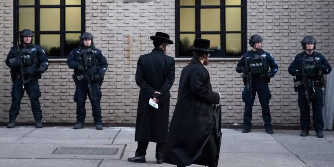 Juden vor einer bewachten Synagoge