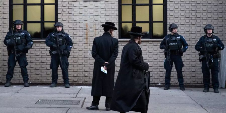 Juden vor einer bewachten Synagoge