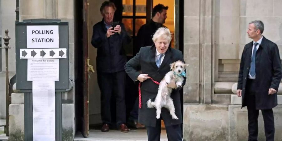 Boris Johnson verlässt mit seinem Hund Dilyn ein Wahllokal in London. Foto: Jonathan Brady/PA Wire/dpa