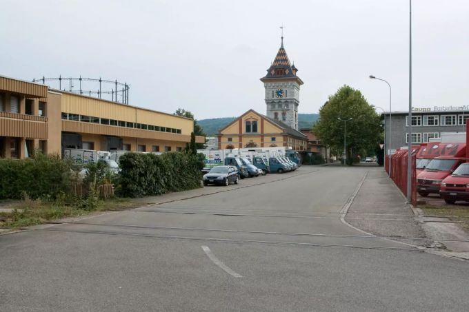 Das Gaswerk-Areal (von der Turmstrasse aus mit Blick nach Süden) veränderte sich kaum. (Foto 2005) Gaswerkareal, Auto, Häuser Schlieren
