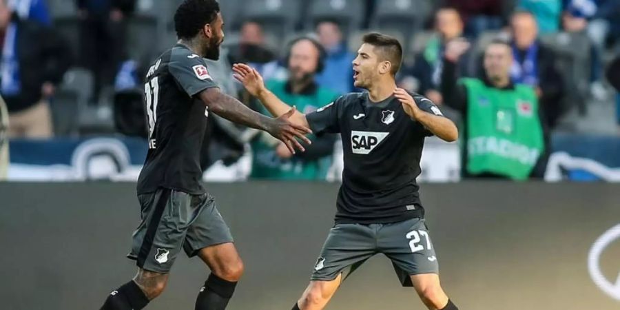 Hoffenheims Jürgen Locadia (l) jubelt nach seinem Treffer zum 1:0 mit Teamkollege Andrej Kramaric. Foto: Andreas Gora/dpa