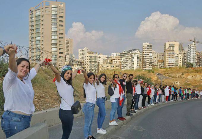 Libanesen bilden eine Menschenkette. Proteste im Libanon