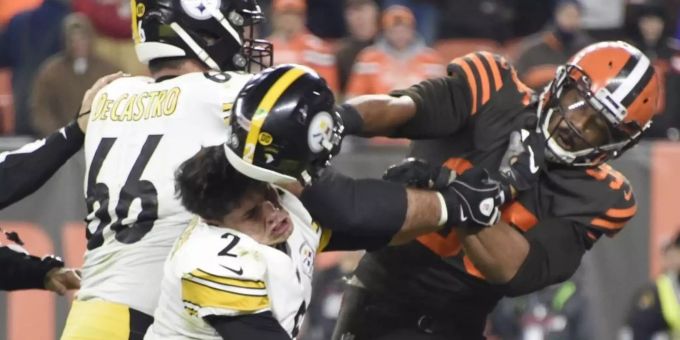 Ausraster im Video - NFL-Verteidiger schlägt mit Helm auf Gegner ein