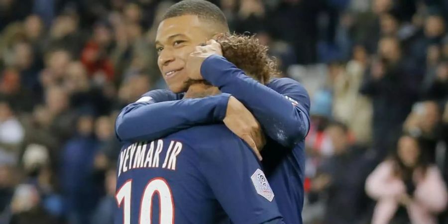 Paris Kylian Mbappe (r) jubelt mit Mannschaftskollege Neymar über seinen Treffer. Foto: Michel Euler/AP