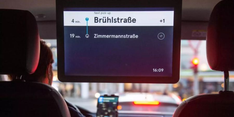 Auf einem Display in einem VW-Bus des Ridesharing-Anbieters MOIA werden die nächsten Stationen angezeigt. Foto: Lucas Bäuml/dpa