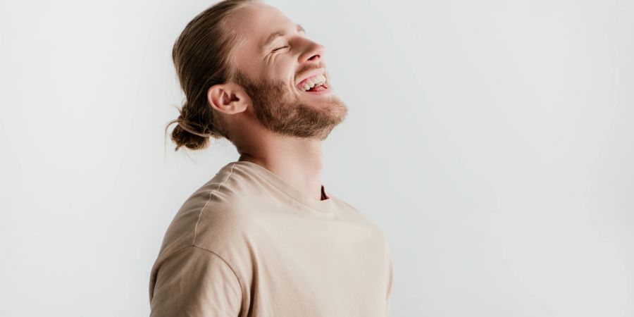 Während des Lachens wird Oxytocin freigesetzt. Das stärkt die Bindung zueinander.