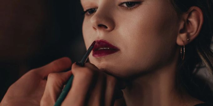 Make-up Tipp - Mit diesem Lippenstift-Trick wirken die Zähne weisser