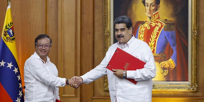 Der kolumbianische Präsident Gustavo Petro (l) und sein venezolanischer Amtskollege Nicolas Maduro. maduro