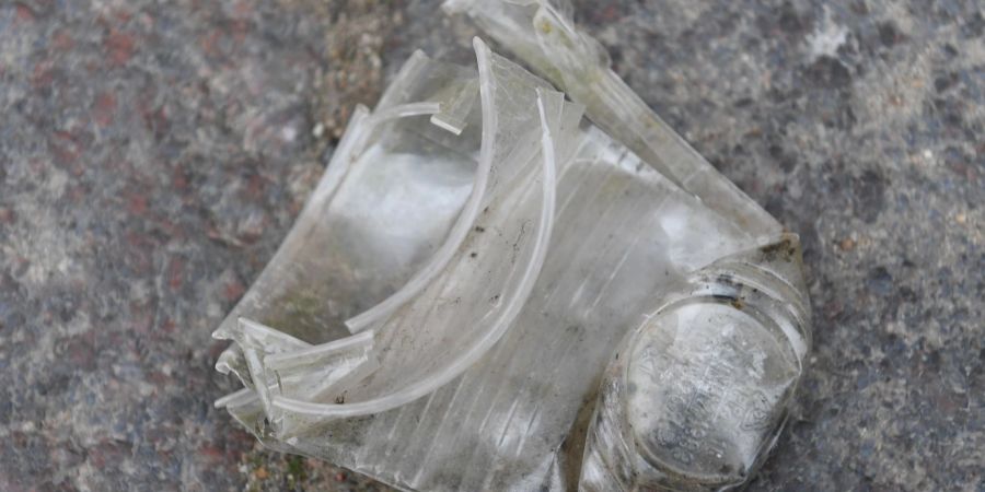 Becher aus Kunststoff liegen auf einer Strasse in der Altstadt.