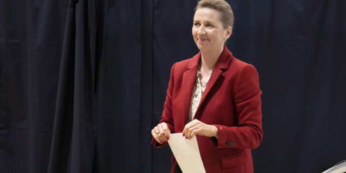 Mette Frederiksen verlässt eine Wahlkabine bei der Parlamentswahl 2022 in einem Wahllokal. EPA/Liselotte Sabroe DENMARK OUT General election in Denmark