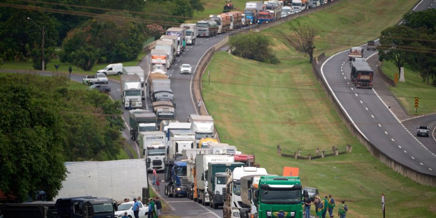 Lastwagenfahrer protestieren auf einer Autobahn gegen das Ergebnis der Präsidentenwahl.