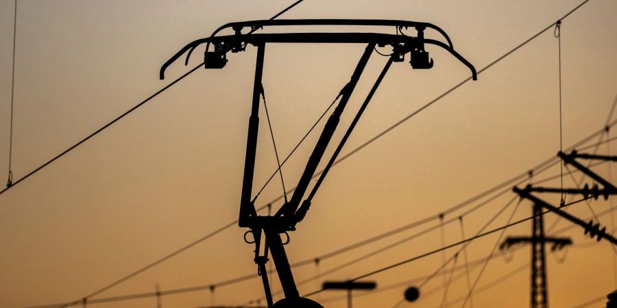Die Elektrifizierung der Strecken ist in den vergangenen Jahren nur langsam vorangegangen. Nun werden erste Oberleitungsinseln für Akkuzüge in Schleswig-Holstein gebaut.