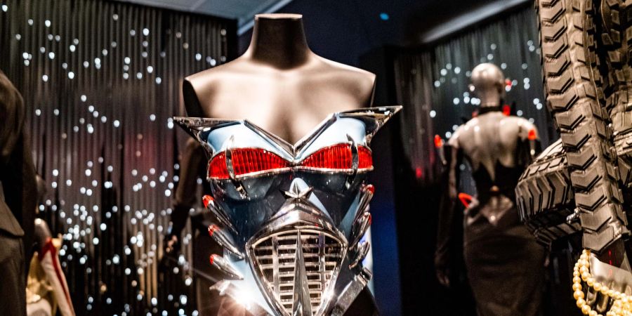 In der Ausstellung «Thierry Mugler: Couturissime»-Retrospektive im Brooklyn Museum sind jetzt Kreationen des im Januar 2022 gestorbenen französischen Modeschöpfers Thierry Mugler zu sehen.
