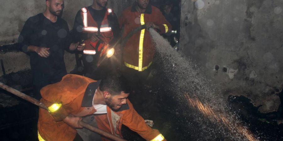 HANDOUT - Feuerwehrleute im Einsatz. Foto: Palestinian Ministry Of Interior/APA Images via ZUMA Press Wire/dpa - ACHTUNG: Nur zur redaktionellen Verwendung und nur mit vollständiger Nennung des vorstehenden Credits