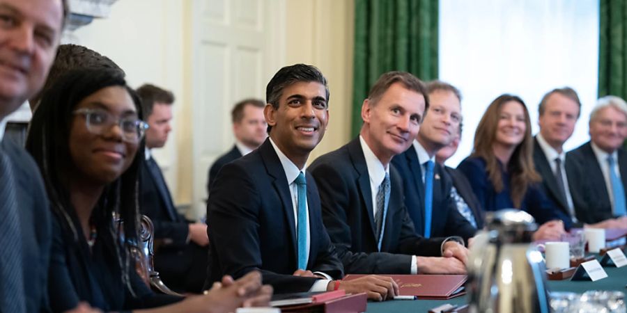 Rishi Sunak (M, l), Premierminister von Grossbritannien, hält seine erste Kabinettssitzung in der Downing Street ab, während Jeremy Hunt (M, r), Finanzminister von Grossbritannien, neben ihm sitzt. Foto: Stefan Rousseau/PA Wire/dpa