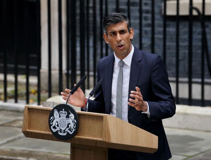 Grossbritanniens neuer Premierminister Rishi Sunak hält eine Rede vor der 10 Downing Street. Rishi Sunak