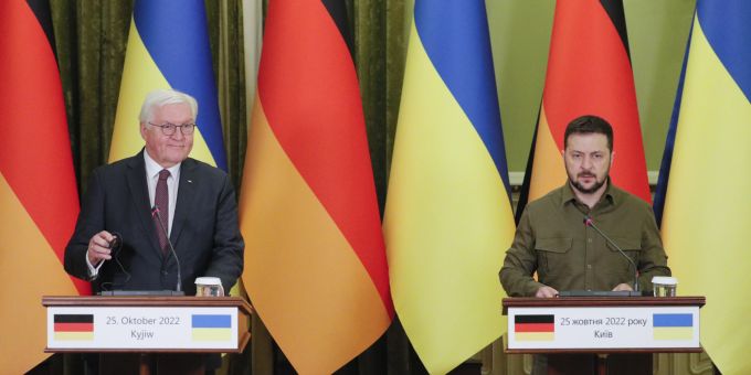 Der ukrainische Präsident Wolodymyr Selenskyj (R) schüttelt dem deutschen Bundespräsidenten Frank-Walter Steinmeier (L) die Hand und spricht auf einer gemeinsamen Pressekonferenz nach ihrem Treffen im Präsidialamt in Kiew. ukraine-krieg steinmeier selenskyj