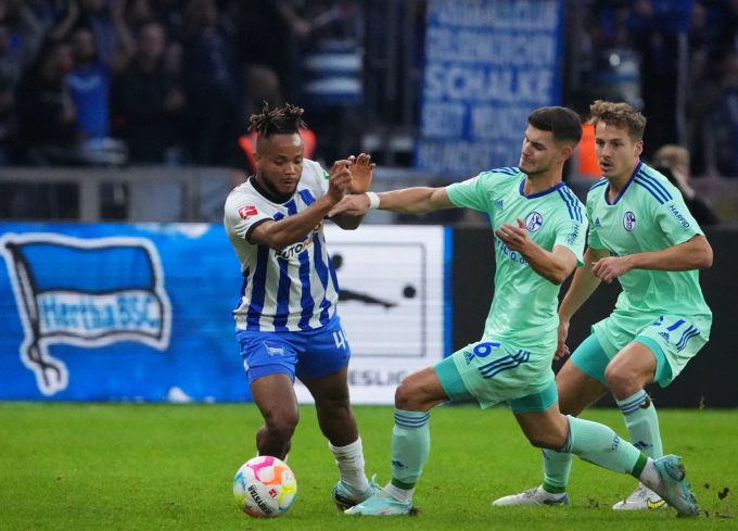 Der FC Schalke 04 ist erneut in Abstiegsgefahr (rechts: Der Schweizer Cedric Brunner). FC Schalke 04