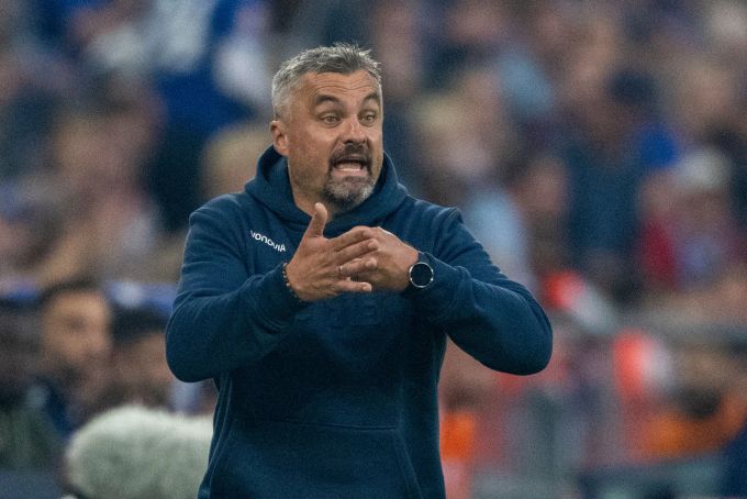 Eigentlich galt Thomas Reis als Top-Favorit auf den Schalker Trainerposten. Doch nun könnte Petkovic dazwischenfunken. Thomas Reis