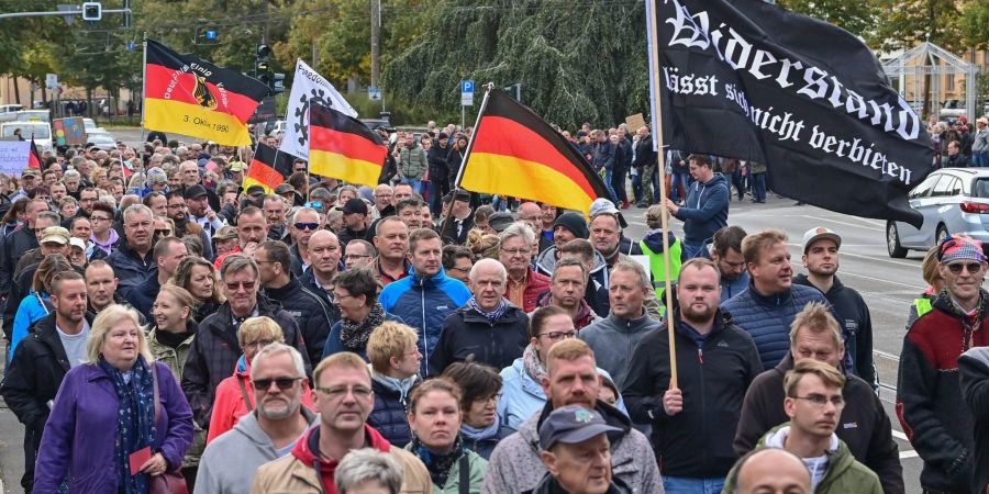 Menschen während einer Demonstration im Stadtzentrum von Frankfurt (Oder).
