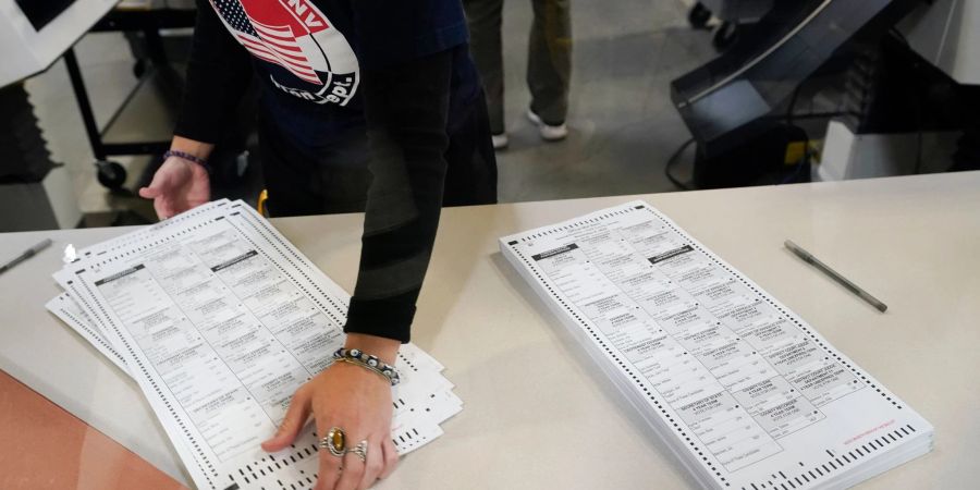 Ein Wahlhelfer wertet die Stimmzettel im Clark County Election Department in Nevada aus.