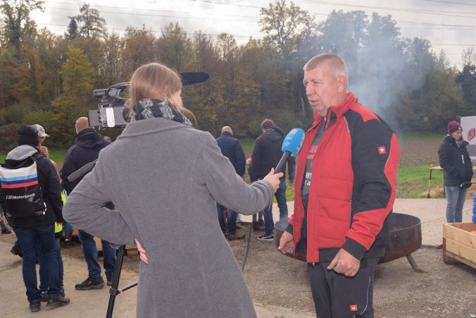 Jakob Gebhard wird interviewt.