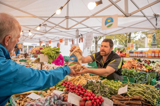 Beim Stand vom Enikerhof findet man aber auch weiteres frisches Gemüse ab Hof.