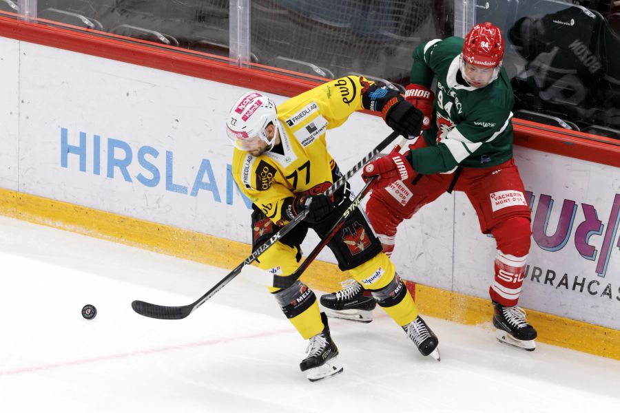 Berns Colton Sceviour (l.) setzt sich gegen Tim Bozon von Lausanne durch.