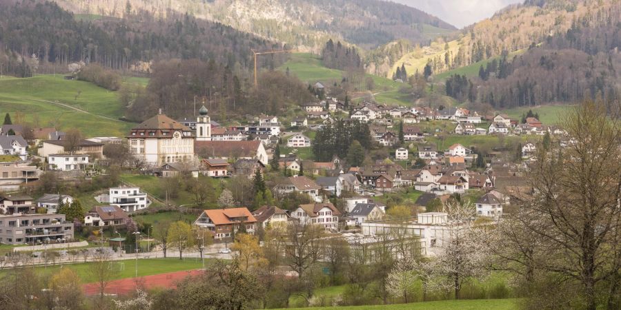 Die Schulhäuser Rank und Brühl sowie Wohnquartiere in Mümliswil.