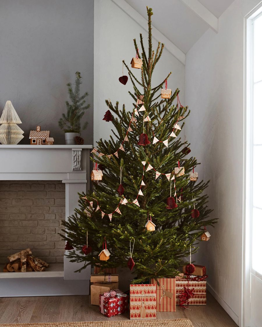 Weihnachtsbaum Geschenke Tradition Holz Kamin rot