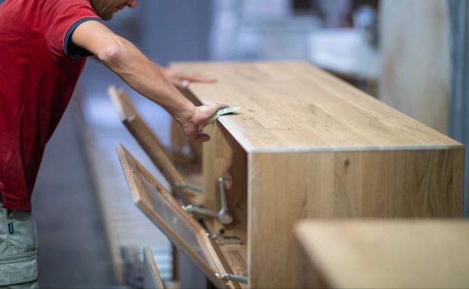 An der Stirnholzseite zeigen sich die Wachstumsringe des Baumes als kreisförmige Jahresringe. Holzmöbel