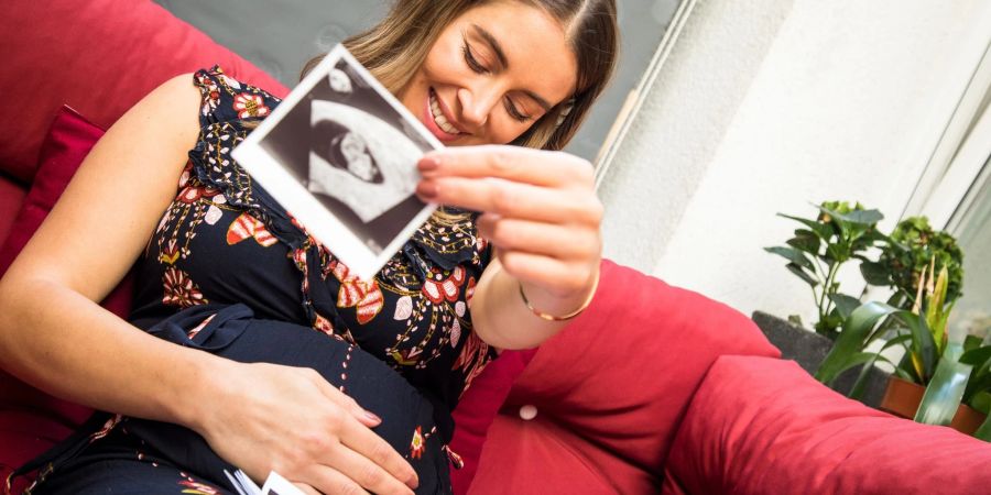 Auf natürlichem Wege schwanger werden - das klappt nicht bei jedem Paar. Zuschüsse, etwa von der Krankenkasse, helfen dabei, eine Kinderwunschbehandlung finanziell zu stemmen.
