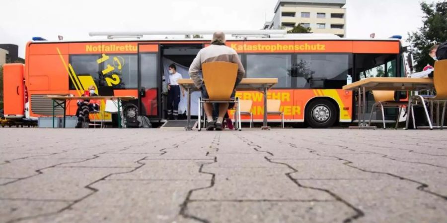 Ein mobiler Impfbus steht auf einem Supermarktparkplatz in der Region Hannover. Foto: Julian Stratenschulte/dpa